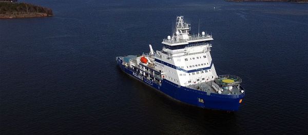 Icebreaker Polaris undergoing bollard pull tests as part of sea trials off Helsinki on 25 April 2016 - Sputnik International