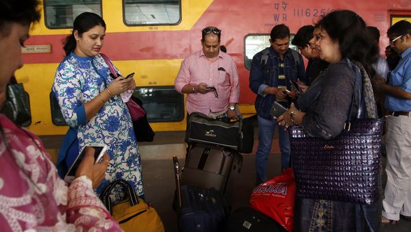 Indian travellers use a free WiFi service to browse the net at Mumbai Central Train Station in Mumbai, India, Friday, Jan. 22, 2016 - Sputnik International