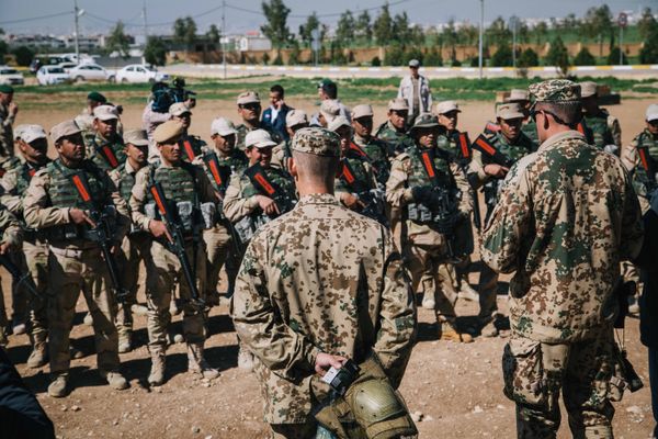 Kurdish Peshmerga soldiers listen to instructions by a German army trainer, at Bnaslawa Military Base in Irbil, northern Iraq, Wednesday, March 9, 2016 - Sputnik International