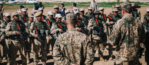 Kurdish Peshmerga soldiers listen to instructions by a German army trainer, at Bnaslawa Military Base in Irbil, northern Iraq, Wednesday, March 9, 2016 - Sputnik International