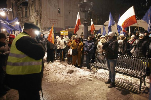 Demonstrators gather outside the Parliament building during a protest in Warsaw, Poland, January 11, 2017 - Sputnik International