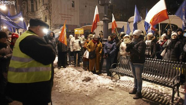 Demonstrators gather outside the Parliament building during a protest in Warsaw, Poland, January 11, 2017 - Sputnik International