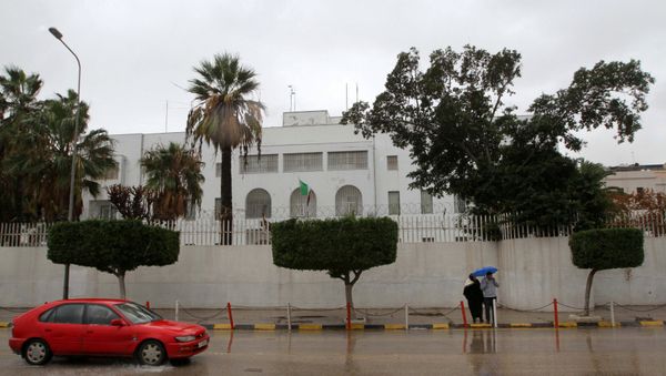 A car drives past the Italian embassy in Tripoli, Libya January 10, 2017 - Sputnik International