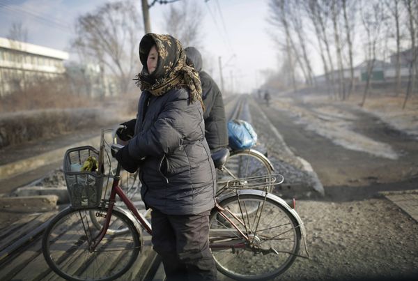 This is What Life Looks Like in DPRK During New Year Holidays and Work Days - Sputnik International