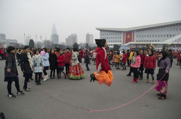 This is What Life Looks Like in DPRK During New Year Holidays and Work Days - Sputnik International