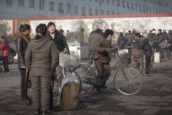 This is What Life Looks Like in DPRK During New Year Holidays and Work Days - Sputnik International