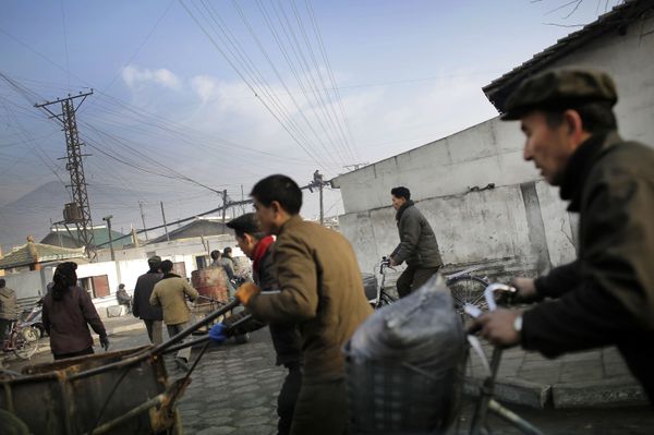 This is What Life Looks Like in DPRK During New Year Holidays and Work Days - Sputnik International