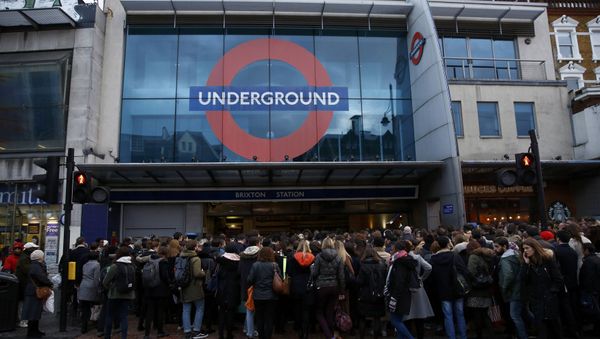 Commuters queue outside Brixton tube station in London, Britain January 10, 2017 - Sputnik International