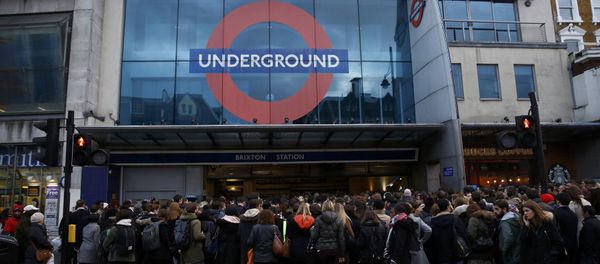 Commuters queue outside Brixton tube station in London, Britain January 10, 2017 - Sputnik International