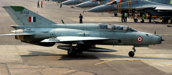 An Indian Air Force (IAF) MIG-21 passes near Sukhoi-30 fighter jets before a drill for Air Force Day celebrations in Kalikunda IAF airbase around 170 km west of Kolkata on September 29, 2011 - Sputnik International