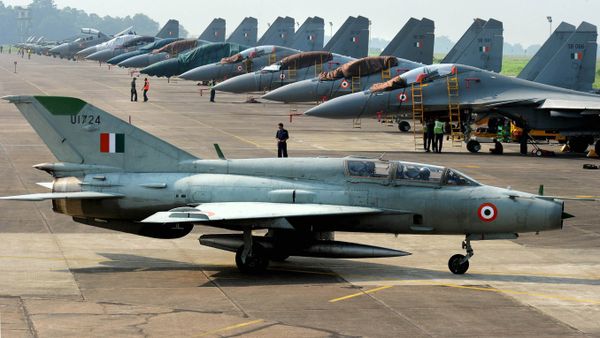 An Indian Air Force (IAF) MIG-21 passes near Sukhoi-30 fighter jets before a drill for Air Force Day celebrations in Kalikunda IAF airbase around 170 km west of Kolkata on September 29, 2011 An Indian Air Force (IAF) MIG-21 passes near Sukhoi-30 fighter jets before a drill for Air Force Day celebrations in Kalikunda IAF airbase around 170 km west of Kolkata on September 29, 2011 - Sputnik International