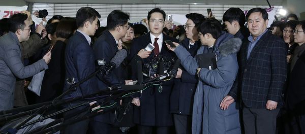 Lee Jae-yong (C) vice chairman of Samsung Electronics, arrives to be questioned as a suspect in a corruption scandal that led to the impeachment of President Park Geun-Hye, at the office of the independent counsel in Seoul on January 12, 2017 Lee Jae-yong (C) vice chairman of Samsung Electronics, arrives to be questioned as a suspect in a corruption scandal that led to the impeachment of President Park Geun-Hye, at the office of the independent counsel in Seoul on January 12, 2017 - Sputnik International