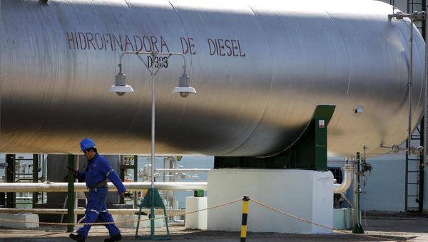 Francisco Otero, 41, walks inside the Camilo Cienfuegos oil refinery in Cienfuegos, Cuba (File) - Sputnik International