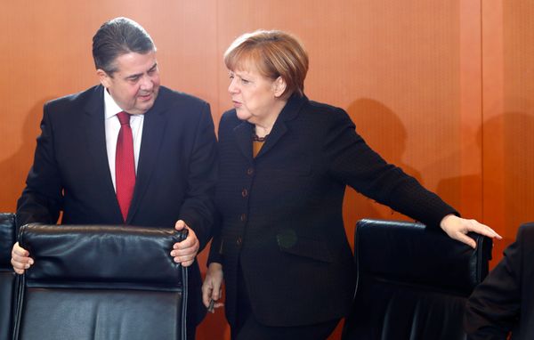 German Economy Minister Sigmar Gabriel and Chancellor Angela Merkel attend a cabinet meeting at the Chancellery in Berlin, Germany, January 11, 2017 - Sputnik International