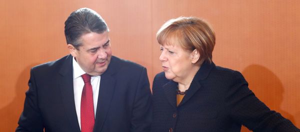 German Economy Minister Sigmar Gabriel and Chancellor Angela Merkel attend a cabinet meeting at the Chancellery in Berlin, Germany, January 11, 2017 - Sputnik International