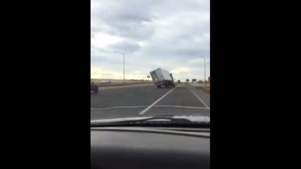Highway Truck Topples (80+ mph winds) - Sputnik International