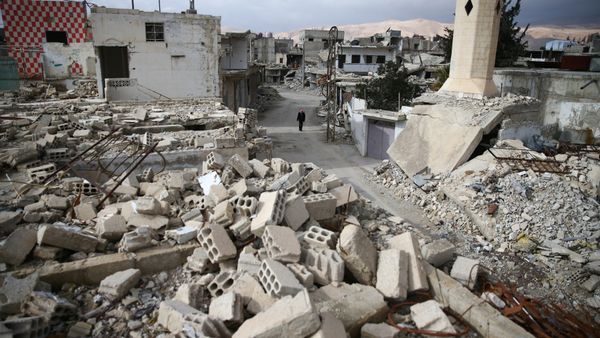 A man walks past damaged buildings in the rebel held besieged city of Douma, in the eastern Damascus suburb of Ghouta, Syria January 8, 2017 A man walks past damaged buildings in the rebel held besieged city of Douma, in the eastern Damascus suburb of Ghouta, Syria January 8, 2017 - Sputnik International