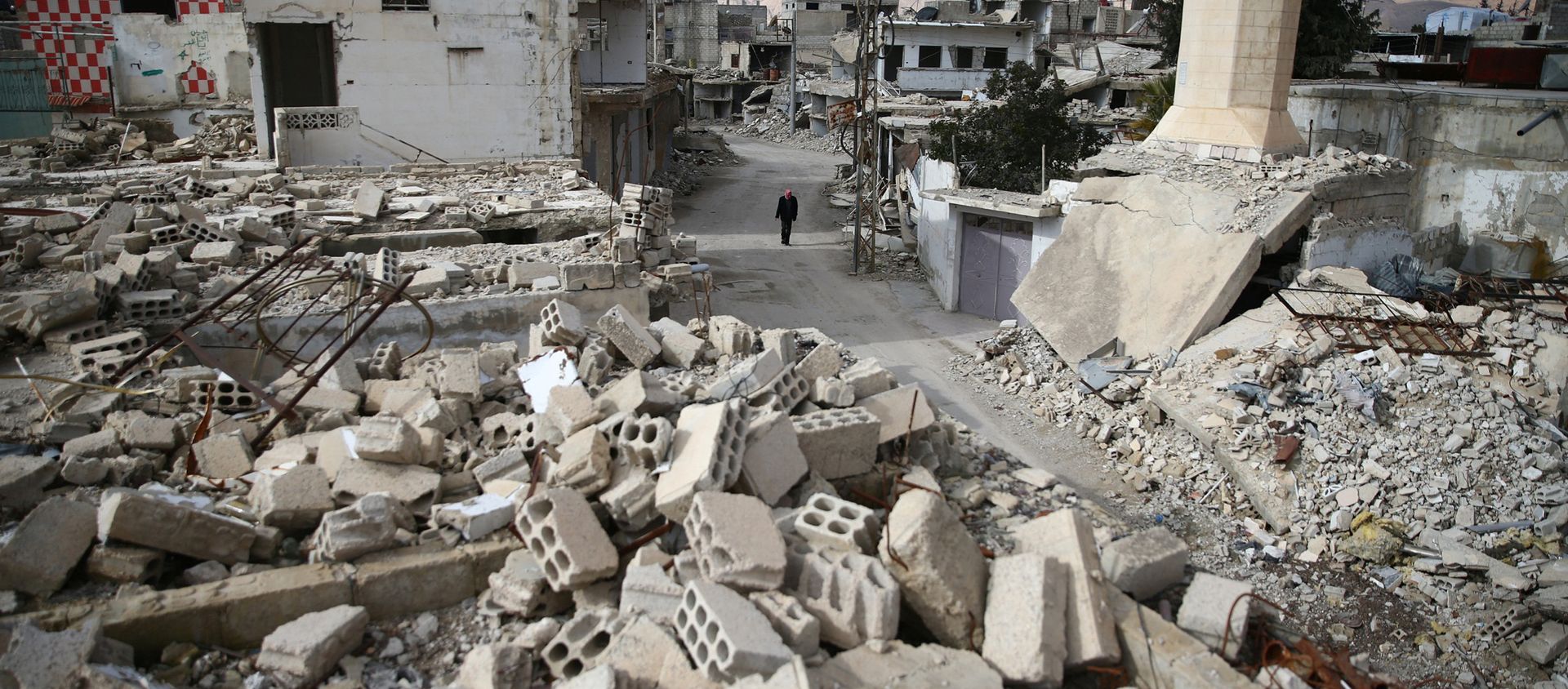A man walks past damaged buildings in the rebel held besieged city of Douma, in the eastern Damascus suburb of Ghouta, Syria January 8, 2017 A man walks past damaged buildings in the rebel held besieged city of Douma, in the eastern Damascus suburb of Ghouta, Syria January 8, 2017 - Sputnik International, 1920, 03.02.2021