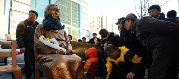 A flower is laid on a statue of a girl that represents the sexual victims by the Japanese military during a rally in front of Japanese Consulate in Busan, South Korea, December 30, 2016. Picture taken December 30, 2016 A flower is laid on a statue of a girl that represents the sexual victims by the Japanese military during a rally in front of Japanese Consulate in Busan, South Korea, December 30, 2016. Picture taken December 30, 2016 - Sputnik International