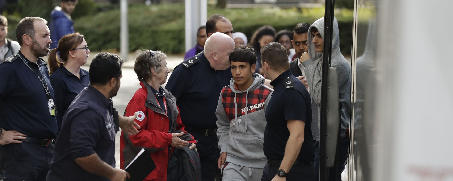 Two unidentified young migrants get off a bus as they arrive at Lunar House, which houses the headquarters of UK Visas and Immigration, in Croydon, south London, Monday, Oct. 17, 2016 - Sputnik International, 1920, 25.05.2023