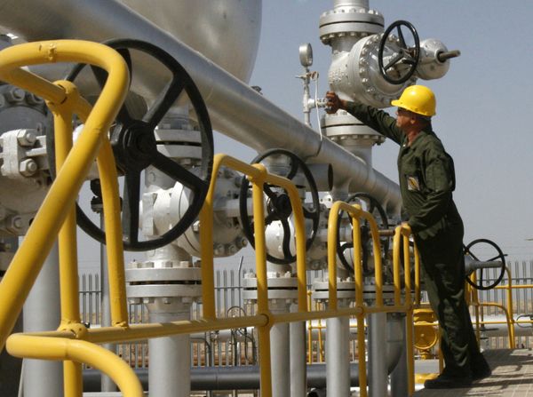  Iranian oil technician checks the oil separator facilities in Azadegan oil field, near Ahvaz, Iran (File) - Sputnik International