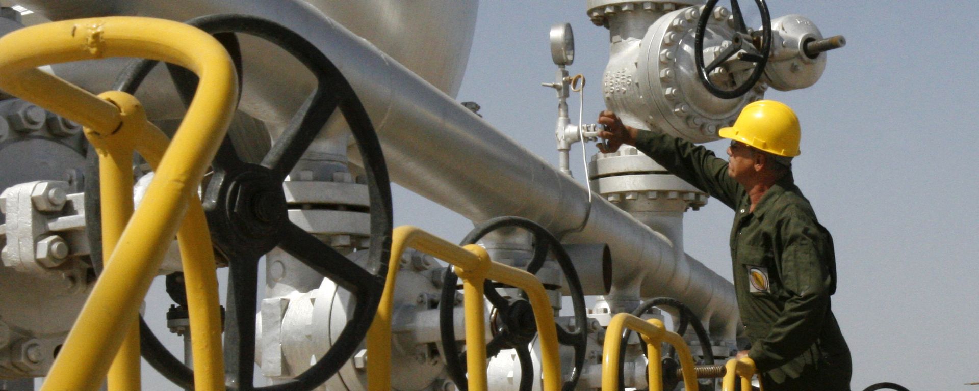Iranian oil technician checks the oil separator facilities in Azadegan oil field, near Ahvaz, Iran (File) Iranian oil technician checks the oil separator facilities in Azadegan oil field, near Ahvaz, Iran (File) - Sputnik International, 1920, 31.05.2021