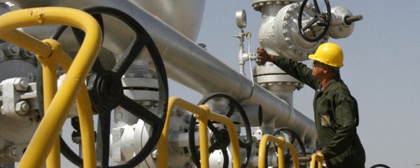 Iranian oil technician checks the oil separator facilities in Azadegan oil field, near Ahvaz, Iran (File) Iranian oil technician checks the oil separator facilities in Azadegan oil field, near Ahvaz, Iran (File) - Sputnik International