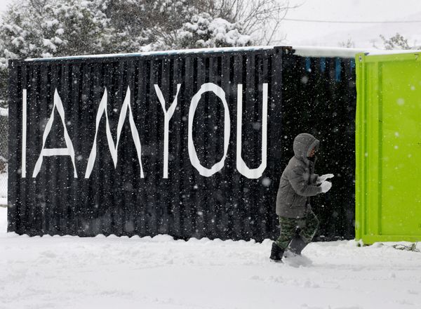 A stranded Syrian refugee boy walks through a snow storm at a refugee camp north of Athens, Greece January 10, 2017. - Sputnik International