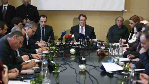 Greek Cypriot President Nicos Anastasiades (C) gives a press conference following UN-sponsored Cyprus peace talks on January 13, 2017 in Geneva - Sputnik International
