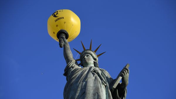 A balloon bearing the effigy of former US intelligence contractor and whistle blower Edward Snowden is seen attached to the Statue of Liberty replica by French sculptor Auguste Bartholdi (1834-1904) during an action organized by human rights organisation Amnesty International (AI) asking outgoing President Barack Obama to pardon him, on January 13, 2017 in Paris A balloon bearing the effigy of former US intelligence contractor and whistle blower Edward Snowden is seen attached to the Statue of Liberty replica by French sculptor Auguste Bartholdi (1834-1904) during an action organized by human rights organisation Amnesty International (AI) asking outgoing President Barack Obama to pardon him, on January 13, 2017 in Paris - Sputnik International