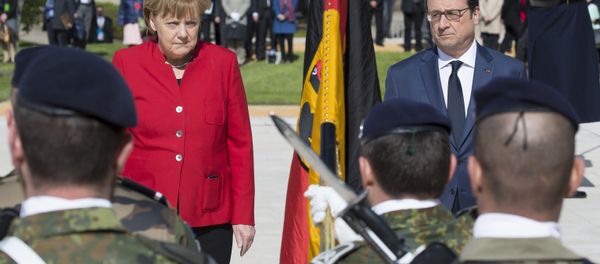French President Francois Hollande (R) and German Chancellor Angela Merkel review a military honour guard during a welcoming ceremony prior to the 18th Franco-German cabinet meeting in Metz, eastern France, on April 7, 2016. - Sputnik International