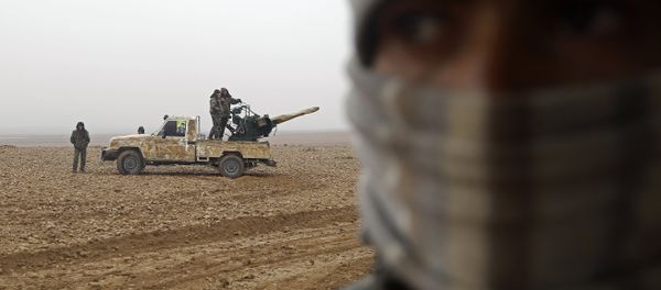 Fighters from the Kurdish-Arab alliance, known as the Syrian Democratic Forces, are seen near the village of Khirbet al-Jahshe, some 35 kilometres from al-Tabaqah on the western outskirts of Raqa as they advance towards the Islamic State (IS) group bastion on December 13, 2016 - Sputnik International