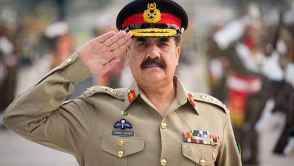The supreme commander of the Pakistani army General Raheel Sharif salutes as he inspects a military honor guard at the Pakistani army's headquarters in Islamabad on December 9, 2015. - Sputnik International