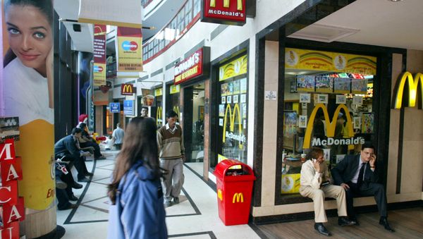 People sit near a McDonalds at a mall in New Delhi, India (File) - Sputnik International
