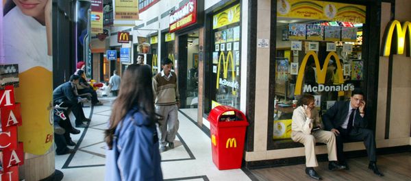 People sit near a McDonalds at a mall in New Delhi, India (File) People sit near a McDonalds at a mall in New Delhi, India (File) - Sputnik International