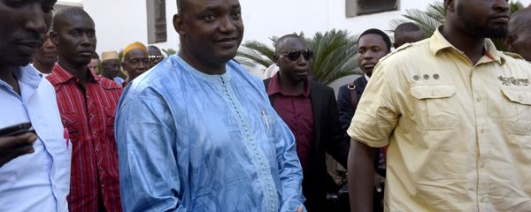 Gambian president-elect Adama Barrow (C), flanked by his supporters arrives at a hotel in Banjul, for a meeting with four African heads of state on December 13, 2016 Gambian president-elect Adama Barrow (C), flanked by his supporters arrives at a hotel in Banjul, for a meeting with four African heads of state on December 13, 2016 - Sputnik International
