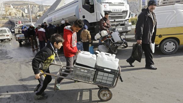 Syrians fill plastic containers with water provided by the Syrian Arab Red Crescent in the capital Damascus on January 10, 2017 Syrians fill plastic containers with water provided by the Syrian Arab Red Crescent in the capital Damascus on January 10, 2017 - Sputnik International