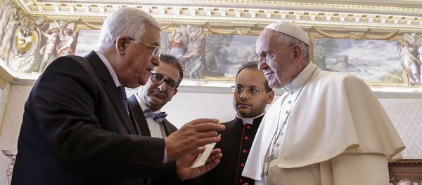 Pope Francis talks with Palestinian President Mahmoud Abbas during a meeting at the Vatican January 14, 2017 - Sputnik International