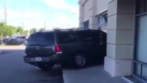 Angry Customer Crashes The Store - Sputnik International