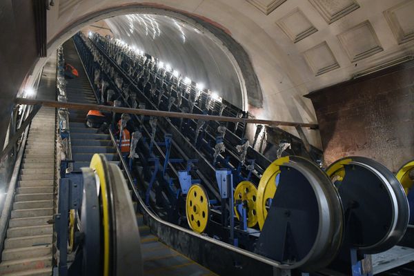 Installation of a escalator in the Moscow Metro Installation of a escalator in the Moscow Metro - Sputnik International