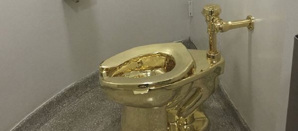 A fully functioning solid gold toilet, made by Italian artist Maurizio Cattelan, is going into public use at the Guggenheim Museum in New York - Sputnik International