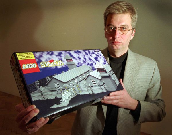 Jens Faurschou, a Copenhagen downtown art gallery owner, shows one of the seven boxes containing the famed Danish Lego building blocks displayed in his gallery. (File) - Sputnik International