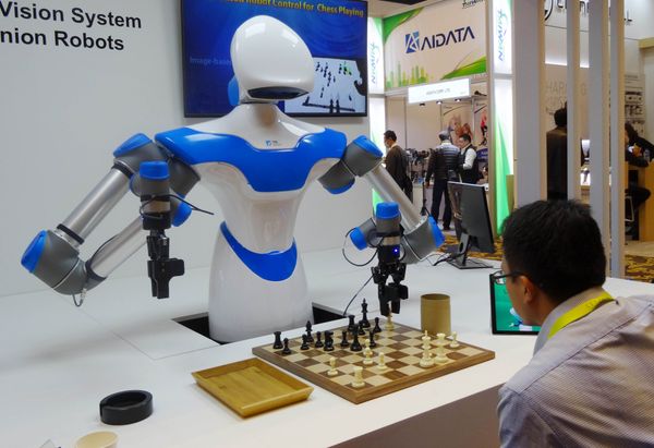 A robot developed by Taiwan engineers moves chess pieces on a board against an opponent at the 2017 Consumer Electronic Show (CES) in Las Vegas, Nevada  - Sputnik International