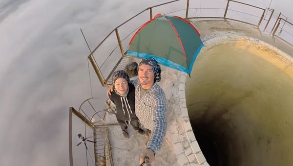 Camping on huge chimney - Sputnik International