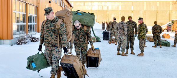 U.S. Marines, who are to attend a six-month training to learn about winter warfare, arrive in Stjordal, Norway January 16, 2017. - Sputnik International