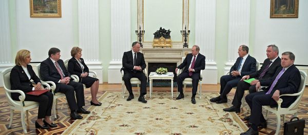 Russian President Vladimir Putin and Moldova's President Igor Dodon meet in Moscow on January 17, 2017 - Sputnik International