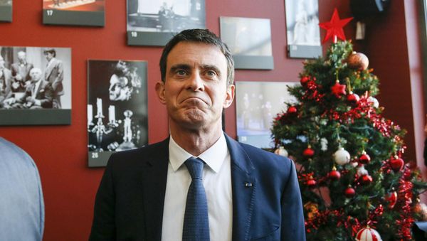 Manuel Valls, former French prime minister and presidential primary candidate, visits the TNP (National Popular Theater) as he campaigns in Villeurbanne, France, January 17, 2017. - Sputnik International