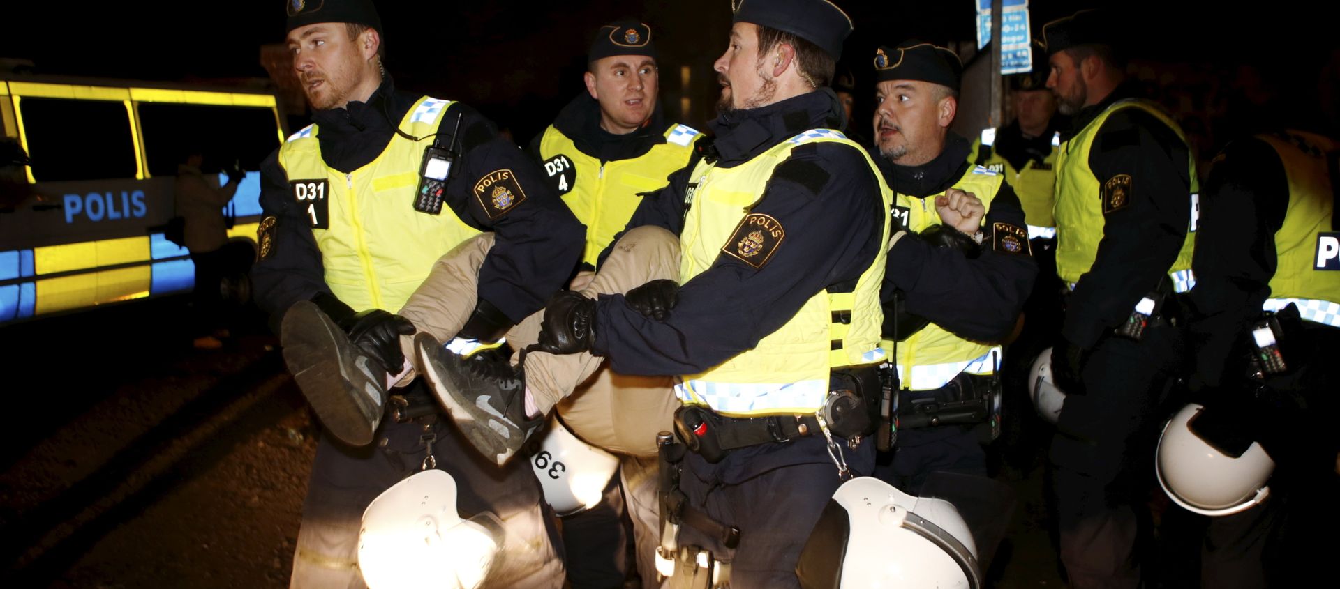 A migrant is carried out by police officers from an illegal camp set up in Malmo A migrant is carried out by police officers from an illegal camp set up in Malmo - Sputnik International, 1920, 06.09.2021
