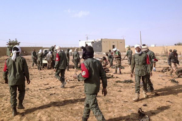 Soldiers attend to wounded and casualties in the aftermath of a suicide bomb attack who ripped through a camp grouping former rebels and pro-government militia in troubled northern Mali left 40 people dead on January 18, 2017 in Gao. - Sputnik International