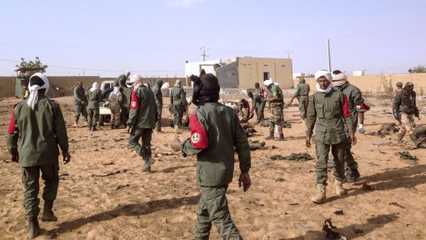 Soldiers attend to wounded and casualties in the aftermath of a suicide bomb attack who ripped through a camp grouping former rebels and pro-government militia in troubled northern Mali left 40 people dead on January 18, 2017 in Gao. - Sputnik International
